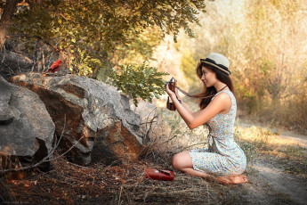 Картинка девушки -+брюнетки +шатенки камень птица шляпка фотоаппарат
