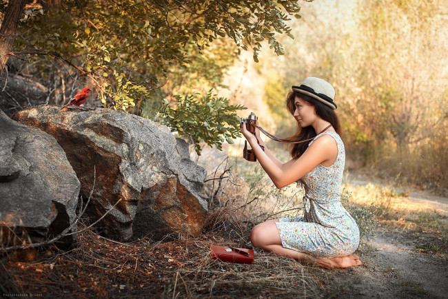 Обои картинки фото девушки, - брюнетки,  шатенки, камень, птица, шляпка, фотоаппарат
