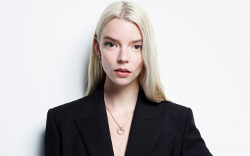 обоя девушки, anya taylor joy, медальон