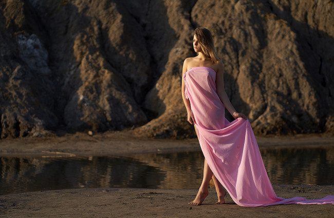 Обои картинки фото девушки, carolina kris, скалы, розовый, шелк, босые, ноги