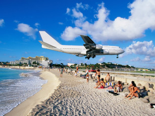 Картинка airplane landing at airport maho bay saint martin авиация пассажирские самолёты