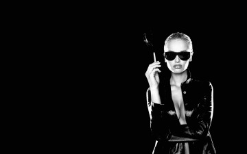обоя Adriana Sklenarikova Karembeu, девушки, , , karembeu, сигарета, темные, очки, черная, рубашка