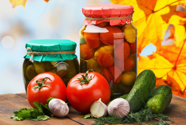 Обои картинки фото еда, овощи, консервы, заготовки, огурцы, помидоры, чеснок, томаты
