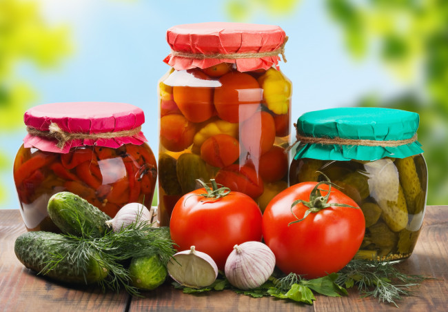 Обои картинки фото еда, овощи, огурцы, помидоры, чеснок, заготовки, консервы