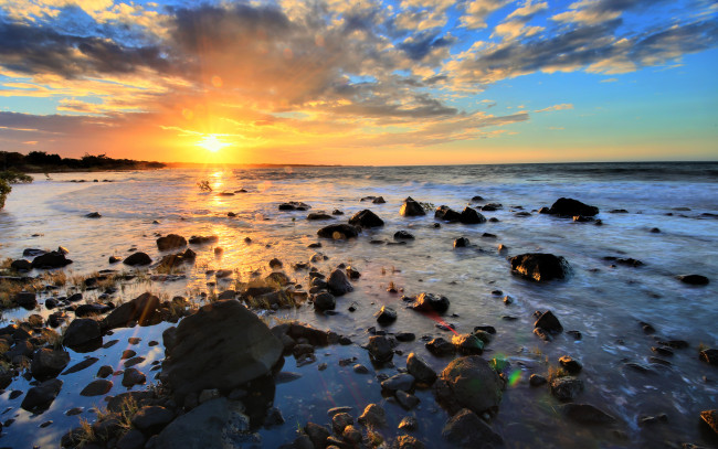 Обои картинки фото природа, восходы, закаты, свет, океан, горизонт, отлив, камни, солнце