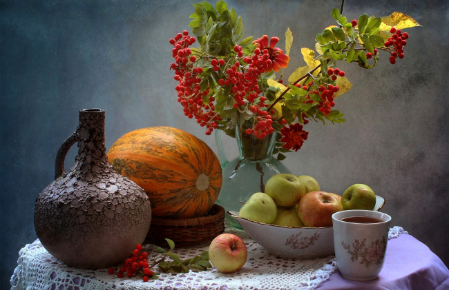 Обои картинки фото еда, натюрморт, чай, кувшин, рябина, чашка, тыква, яблоки