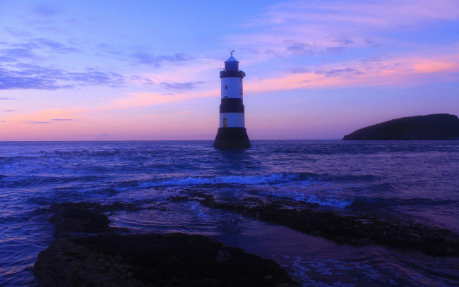 Обои картинки фото природа, маяки, океан, волны, уэльс, англси, маяк