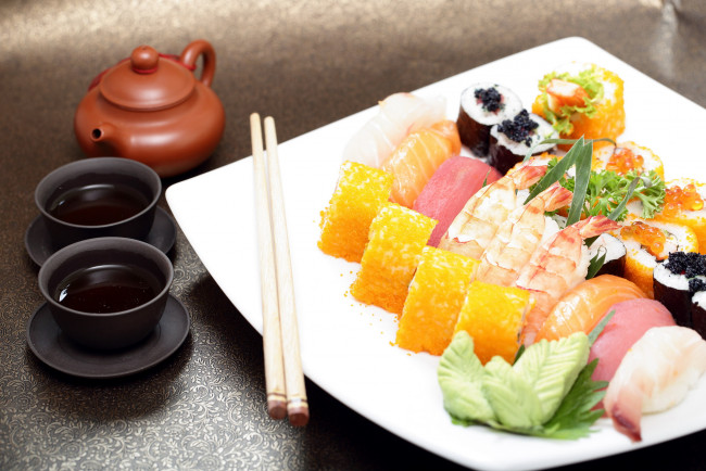 Обои картинки фото еда, рыба,  морепродукты,  суши,  роллы, креветки, чай, палочки, суши
