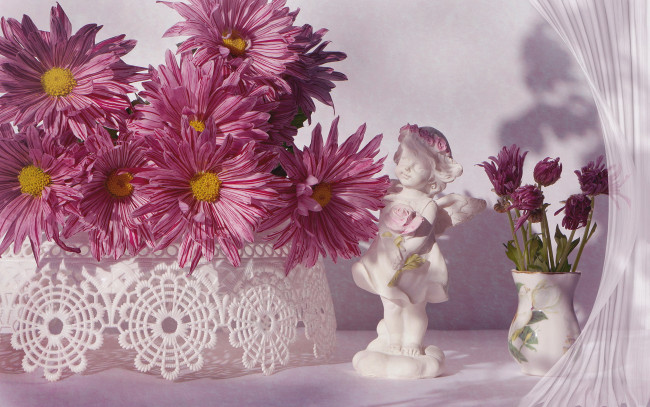 Обои картинки фото цветы, хризантемы, кружево, статуэтка