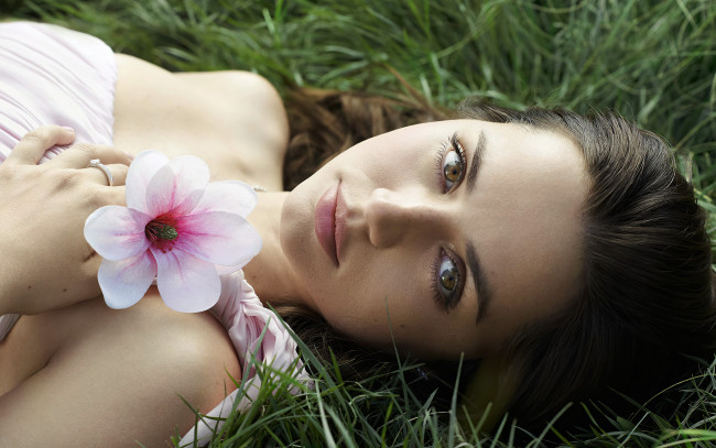 Обои картинки фото девушки, ana de armas, шатенка, лицо, цветок, трава