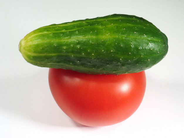 Обои картинки фото еда, овощи, помидор, огурец