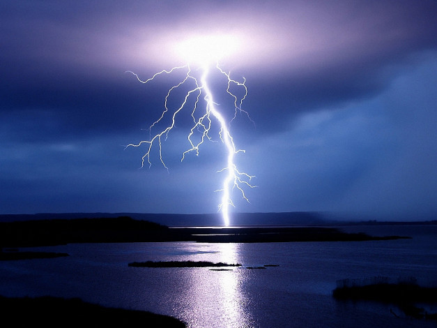 Обои картинки фото lightning, природа, молния, гроза, озеро, тучи