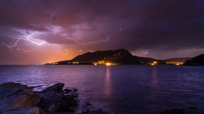 Обои картинки фото lightning, over, sonabia, ray, природа, молния, гроза, залив, нночь, молннии, океан