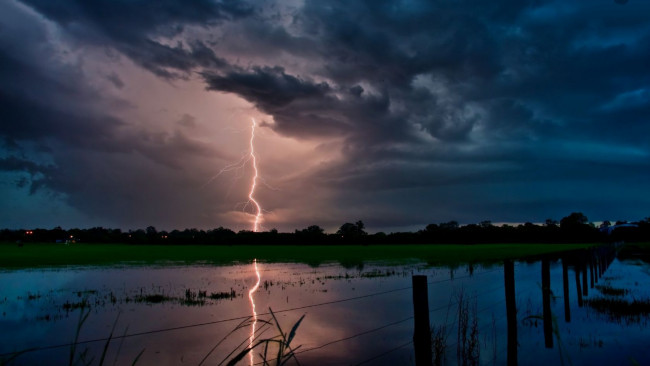 Обои картинки фото lightning, strikes, природа, молния, гроза, ночь, озеро, тучи