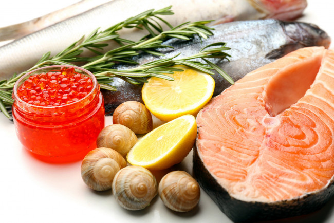 Обои картинки фото еда, рыба,  морепродукты,  суши,  роллы, улитки, икра, красная, розмарин, форель, лимон