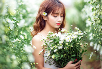 Картинка девушки -+азиатки хризантемы букет