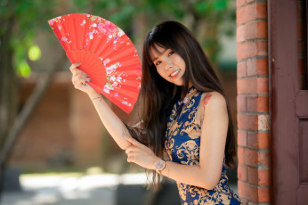 Картинка девушки -+азиатки часы веер