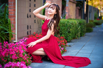 Картинка девушки -+азиатки азиатка длинное платье поза улыбка