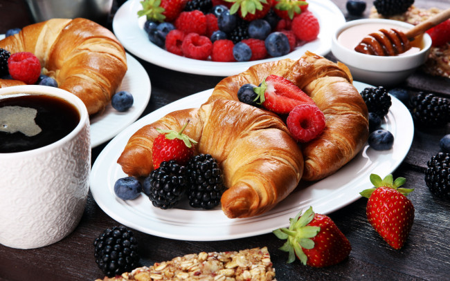 Обои картинки фото еда, хлеб,  выпечка, ягоды, малина, клубника, ежевика, круассаны