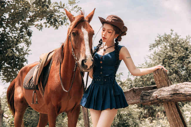 Обои картинки фото девушки, - азиатки, азиатка, лошадь, платье, мини, тату, шляпа