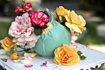 Картинка цветы розы салфетка ваза лепестки
