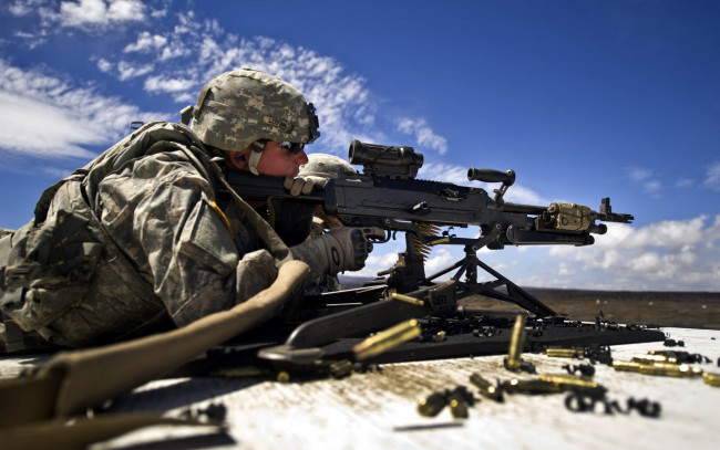 Обои картинки фото оружие, армия, спецназ, пулемет, солдат, небо