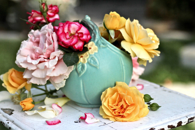 Обои картинки фото цветы, розы, салфетка, ваза, лепестки