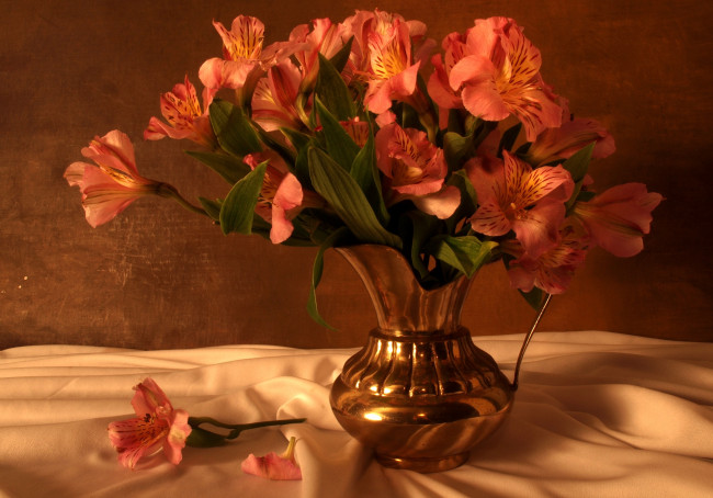 Обои картинки фото цветы, альстромерия, ваза, букет