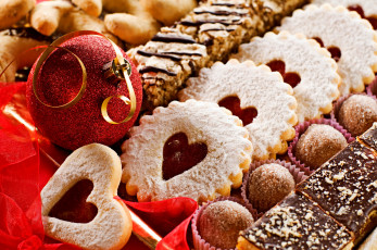 Картинка праздничные угощения шары украшения cookies торты конфеты печенье ленты еда сердца новый год candy cakes balls christmas decoration merry holiday happy new year праздник hearts ribbon