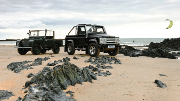 Картинка автомобили land-rover лэнд-роверы пляж парашют море камни песок берег