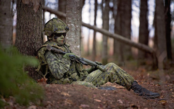 Картинка оружие армия спецназ каска передышка лицо солдат очки лес привал