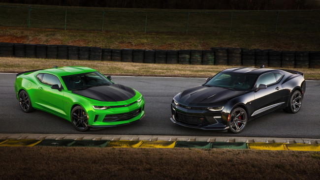 Обои картинки фото chevrolet camaro 1le green and camaro ss 1le black 2017, автомобили, camaro, green, chevrolet, 2017, black, 1le, ss