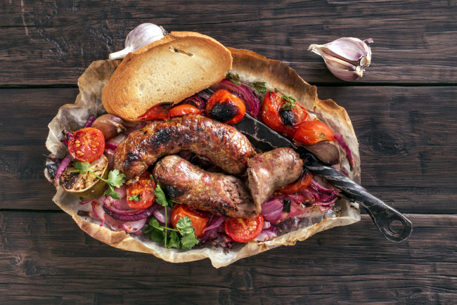 Обои картинки фото еда, колбасные изделия, овощи, жареная, колбаса, чеснок