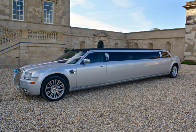 Обои картинки фото silver chrysler  300 phantom limousine  2016, автомобили, chrysler, silver, 300, phantom, limousine, 2016