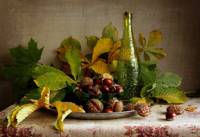 Обои картинки фото еда, натюрморт, каштаны, листья, бутыль