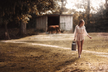 Картинка девушки -+блондинки +светловолосые девушка коровы бидон деревня молоко доярка модель блондинка красотка причёска