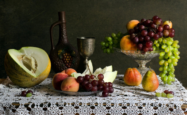Обои картинки фото еда, натюрморт, бокал, кувшин, груши, виноград, дыня