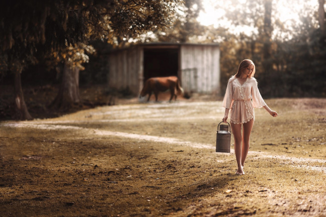 Обои картинки фото девушки, - блондинки,  светловолосые, девушка, коровы, бидон, деревня, молоко, доярка, модель, блондинка, красотка, причёска