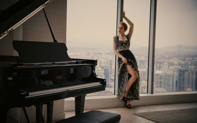 Обои картинки фото девушки, madelaine petsch, рыжая, платье, окно, город, рояль