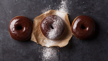 Картинка еда хлеб +выпечка шоколадные пончики сахарная пудра
