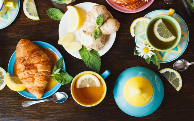 Обои картинки фото еда, напитки,  чай, имбирь, лимон, мята, чай, круассан