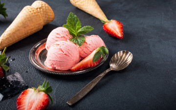 Картинка еда мороженое +десерты вафельный рожок клубничное клубника