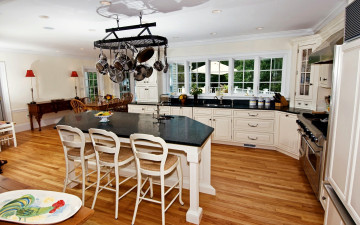 Картинка интерьер кухня стол сковородки умывальник стулья