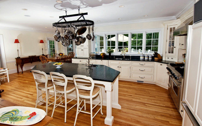 Обои картинки фото интерьер, кухня, стол, сковородки, умывальник, стулья