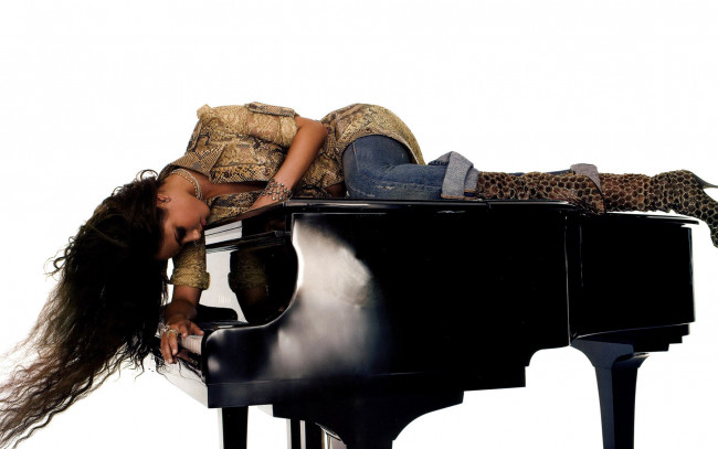 Обои картинки фото музыка, alicia, keys, рояль, девушка, сапоги, джинсы