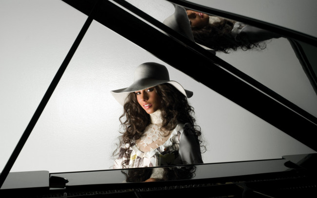 Обои картинки фото музыка, alicia, keys, рояль, девушка, шляпа