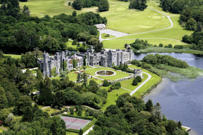 Обои картинки фото аshford, castle, ireland, города, дворцы, замки, крепости, река, замок, лужайки, фонтан, деревья