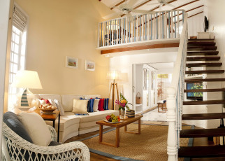 Картинка интерьер гостиная лестница люстра