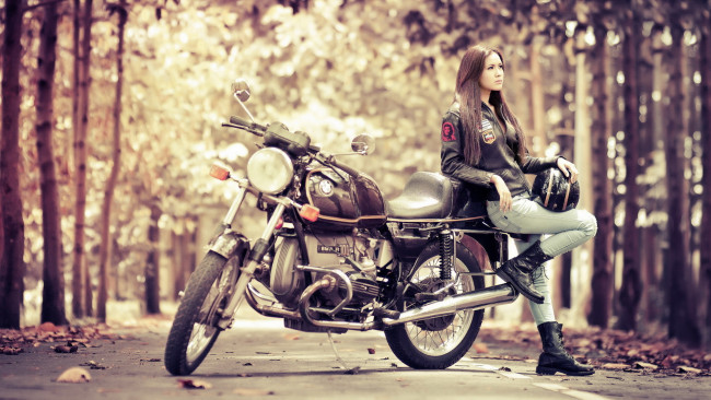 Обои картинки фото мотоциклы, мото, девушкой, bmw, лес, marijane, дорога, шлем
