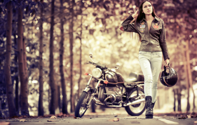 Обои картинки фото мотоциклы, мото, девушкой, bmw, дорога, шлем, лес